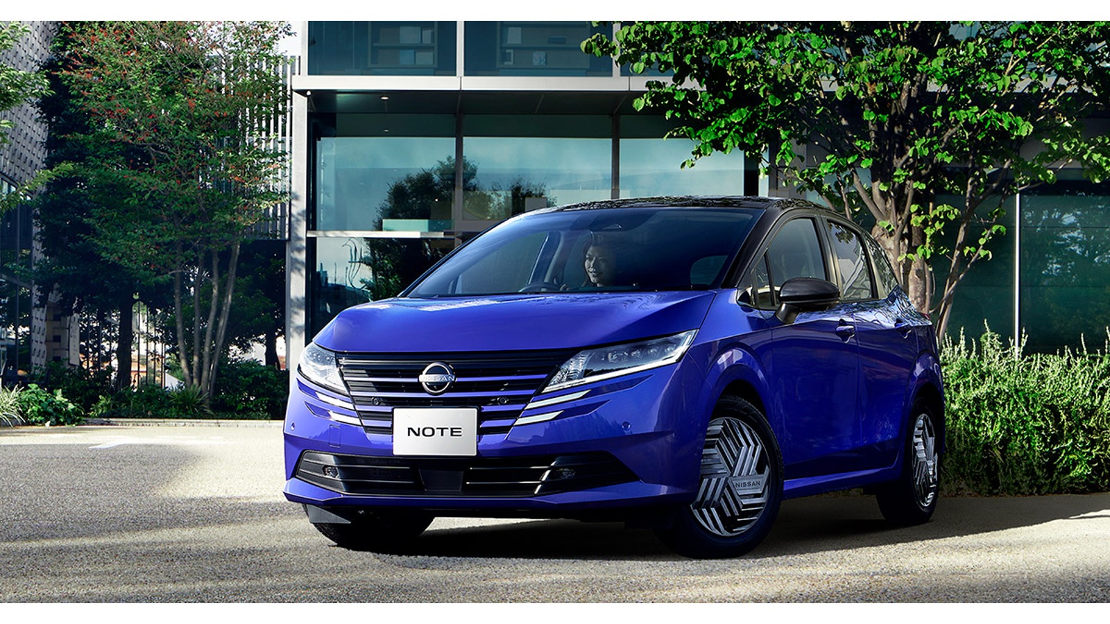 現行の日産ノートを正面斜めから見た公式写真