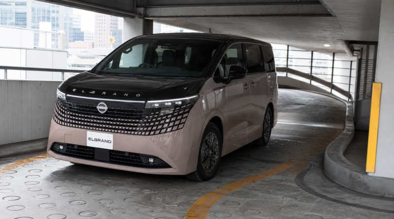 住宅のガレージに駐車したE53エルグランドのイメージ