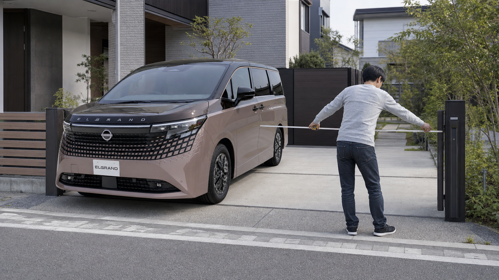 E53エルグランドと自宅駐車場をメジャーで測るイメージ