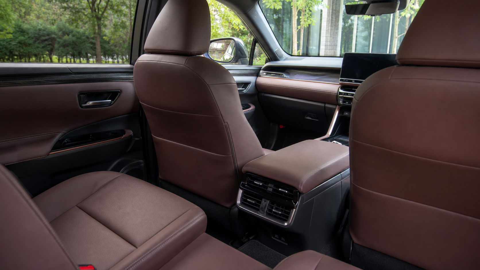 ハリアーPHEV 2026|93kmのEV走行と上質SUVの使い勝手の内装イメージ