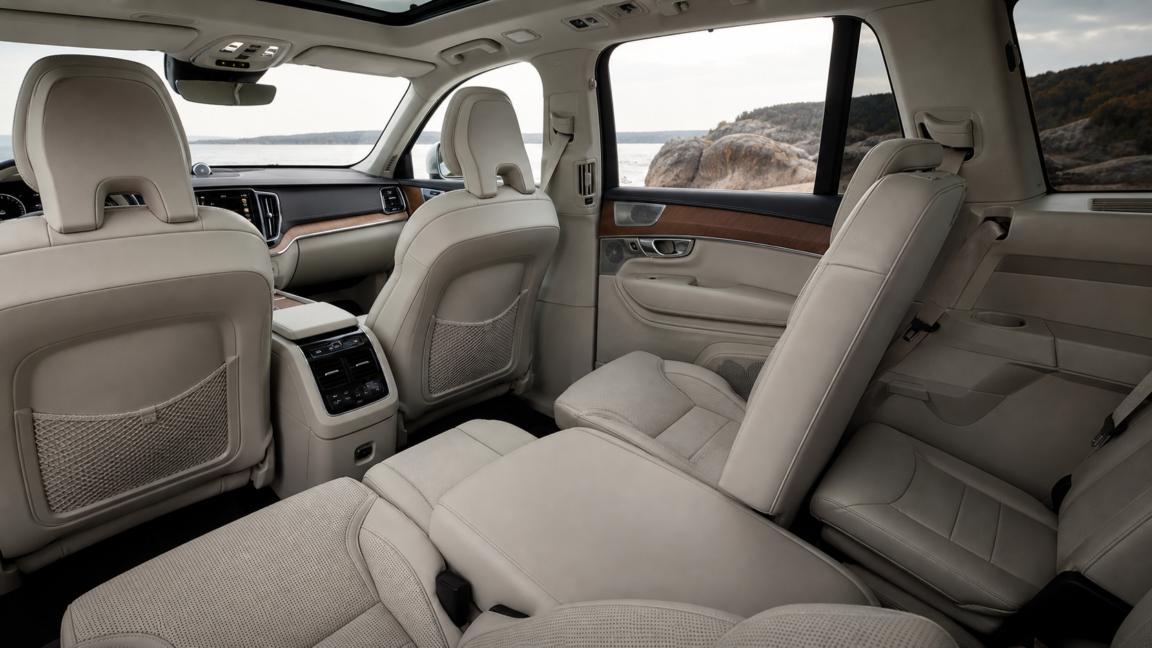 ボルボXC90 Plug-in hybrid 2026｜7人乗りPHEVの使い方と費用の内装イメージ