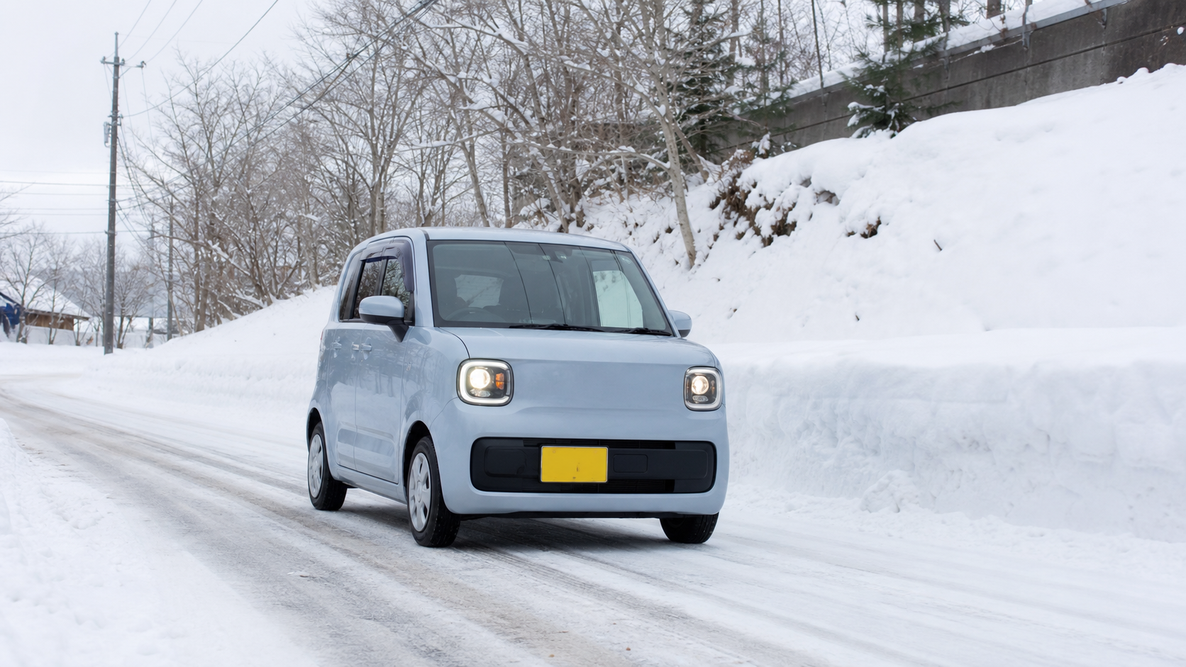 冬の道路を小型電気自動車で走るイメージ