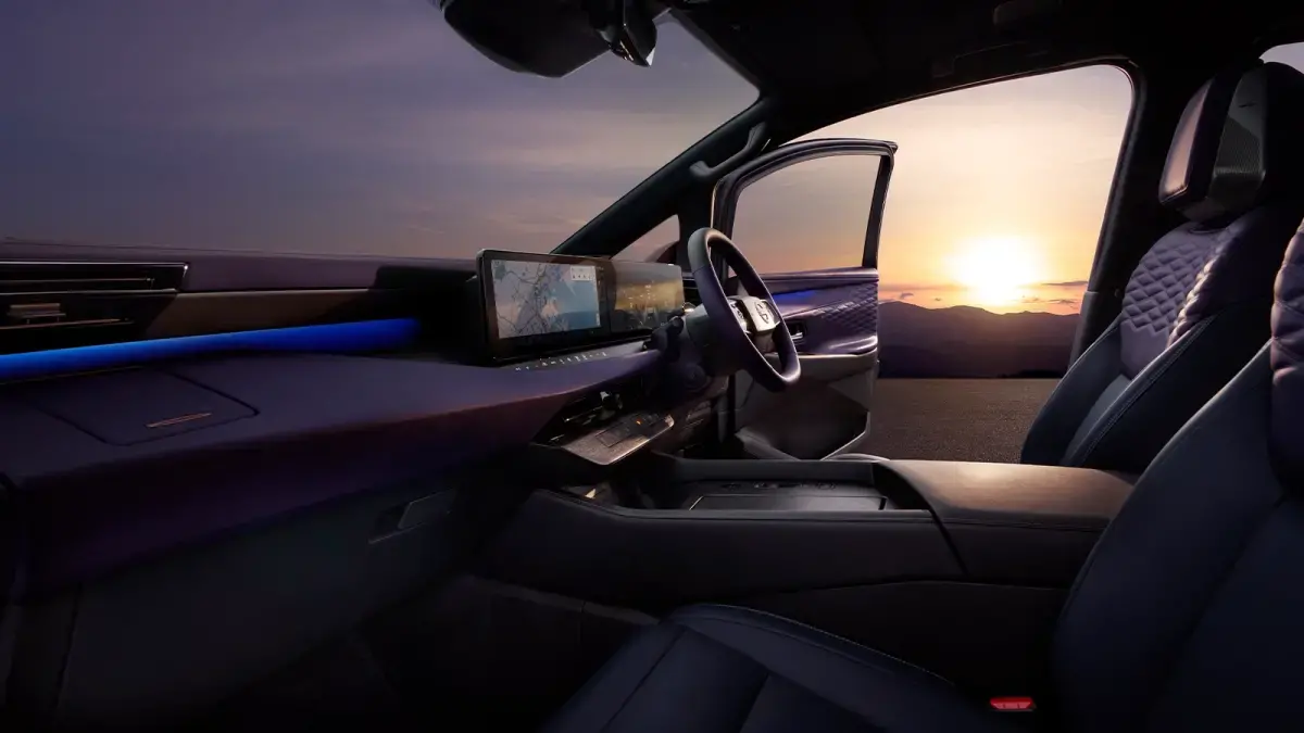 紫檀を基調とした新型エルグランドGの運転席