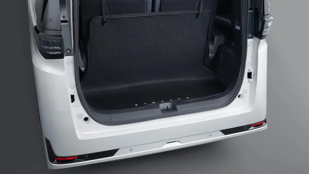 旅行用品を積載した新型エルグランドの荷室