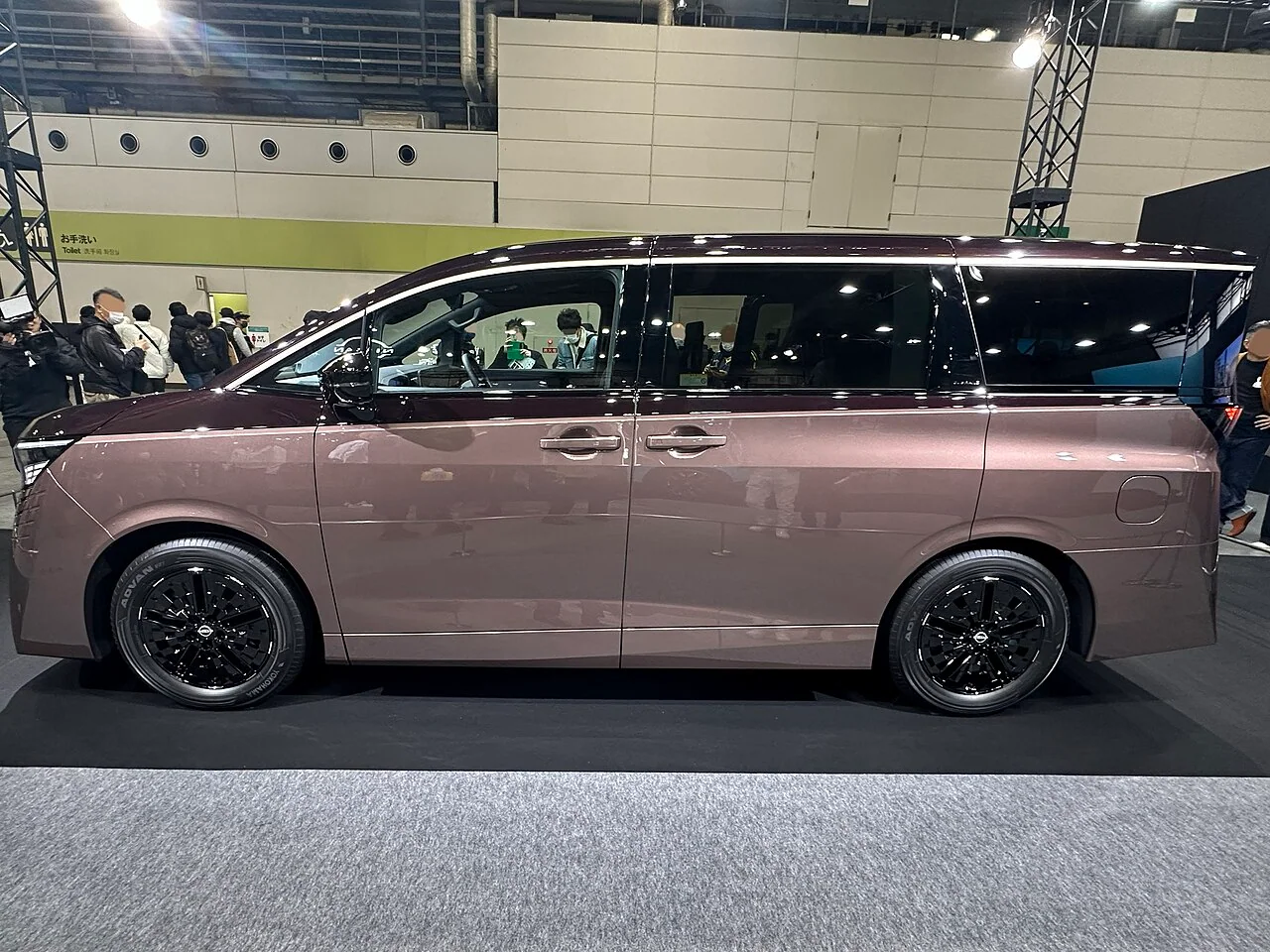 モビリティショーで展示された新型エルグランドE53の実車