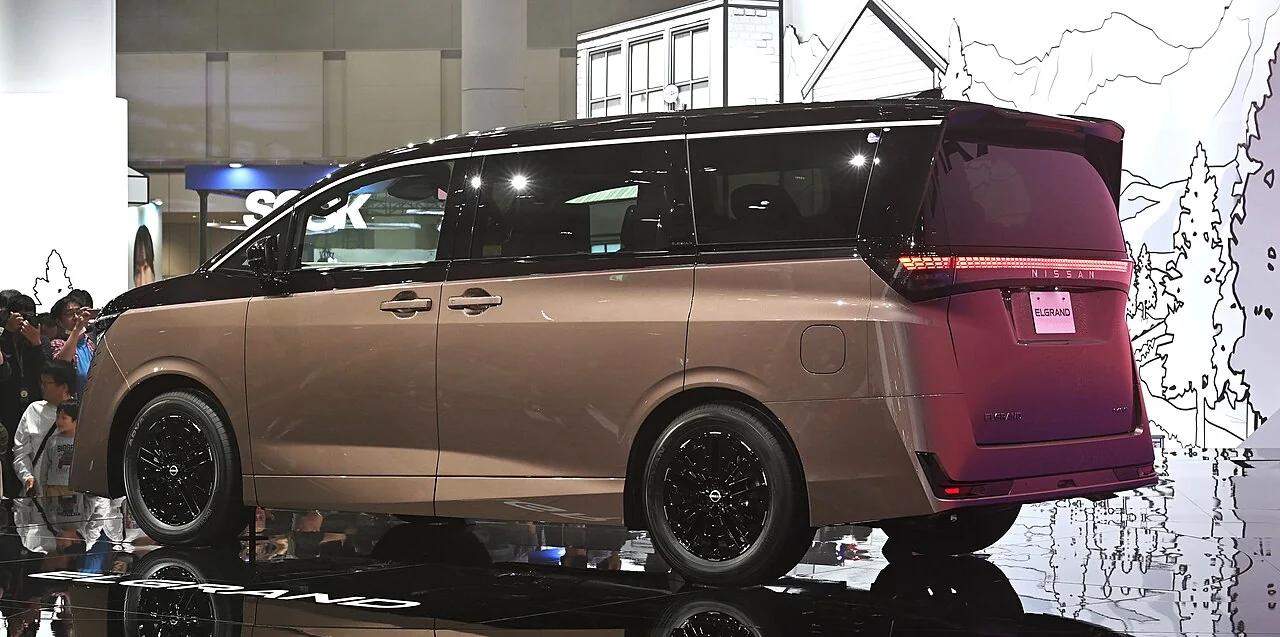 新型エルグランド e-4ORCEプロトタイプの後方実車写真
