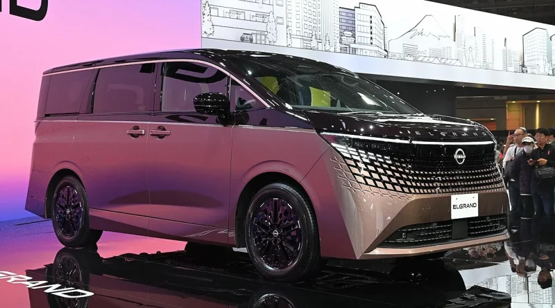 新型エルグランド e-4ORCEプロトタイプの実車写真