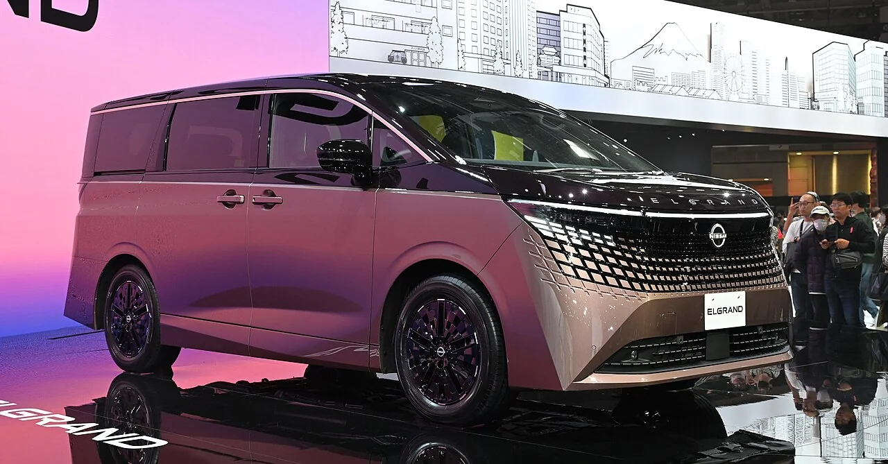 新型エルグランド e-4ORCEプロトタイプの実車写真