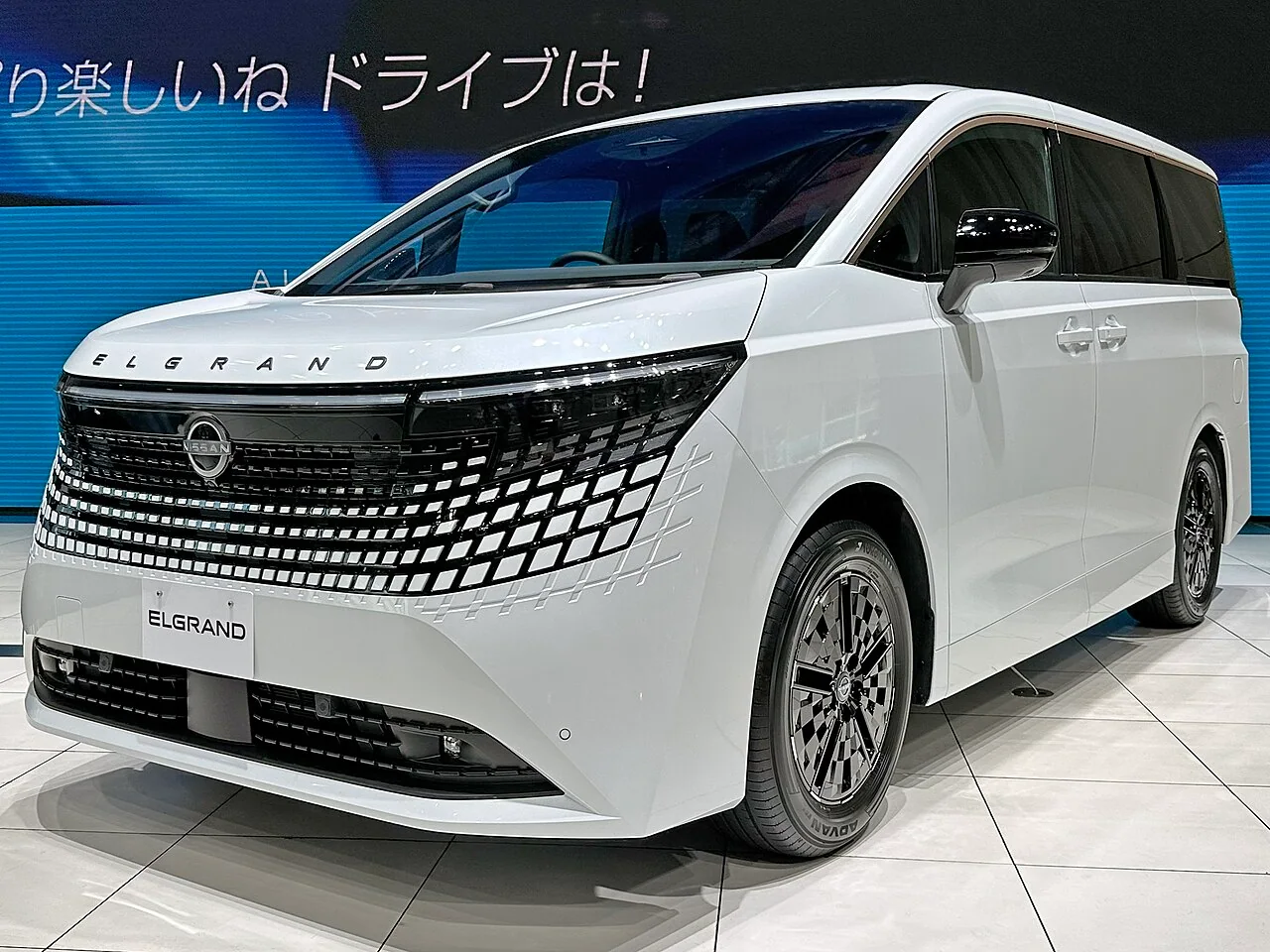 ディーラーアクセサリーを装着した新型エルグランド G e-4ORCEの実車