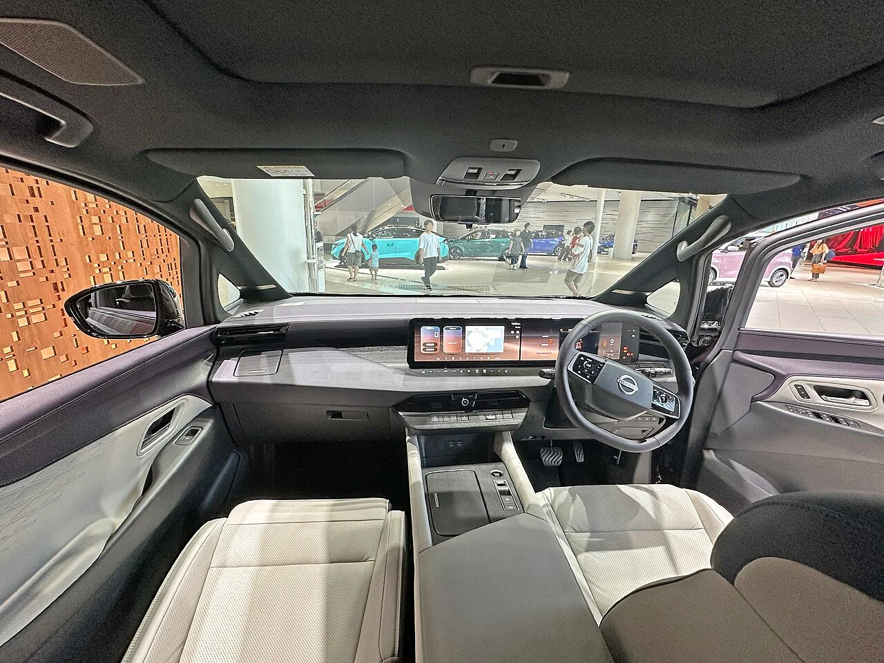 ディーラーアクセサリーを装着した新型エルグランド G e-4ORCEの実車