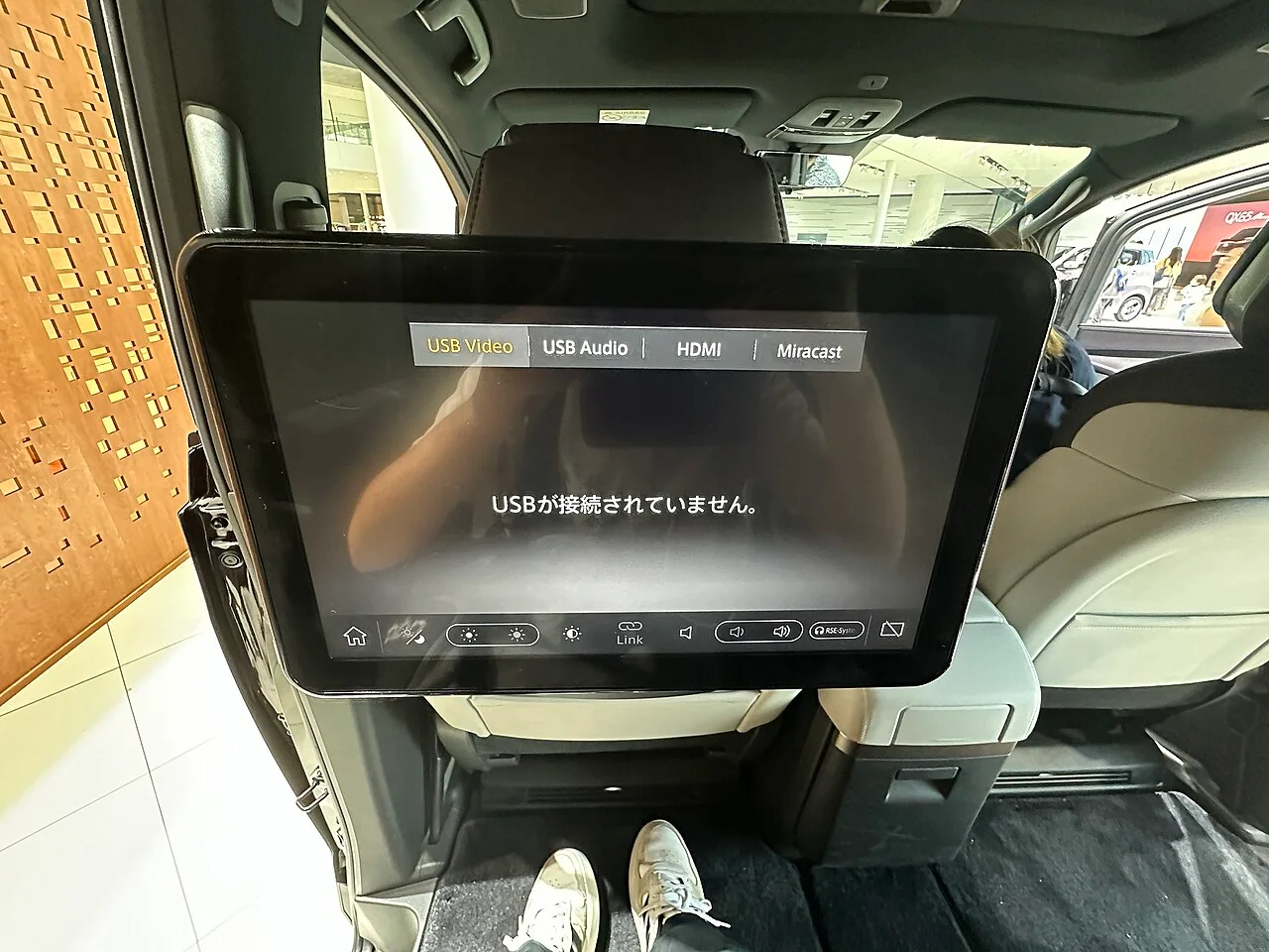 ディーラーアクセサリーを装着した新型エルグランド G e-4ORCEの実車