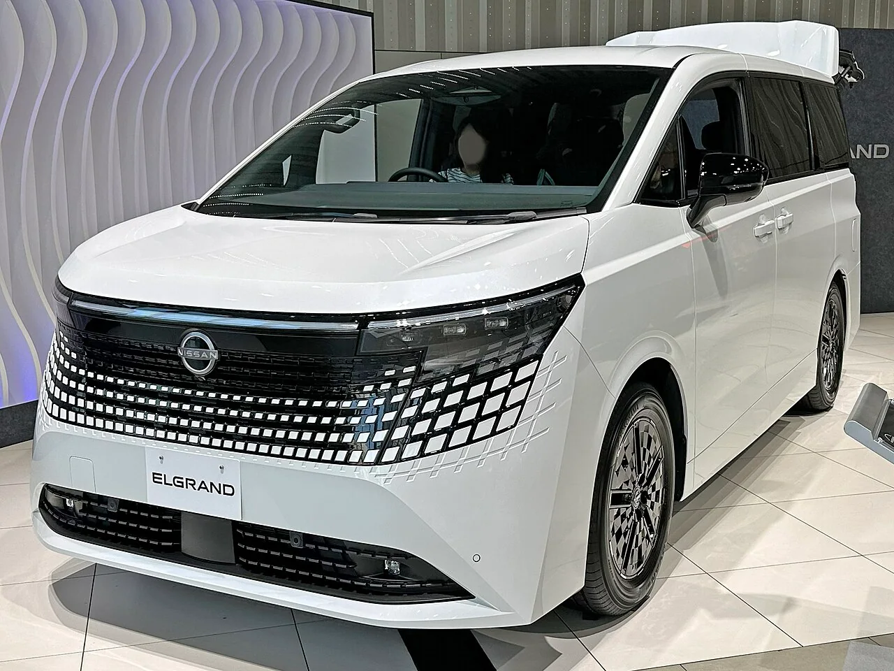 新型エルグランド X e-4ORCEの実車