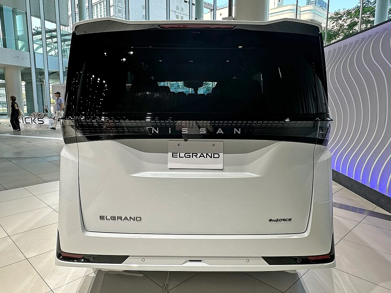 新型エルグランド X e-4ORCEの実車