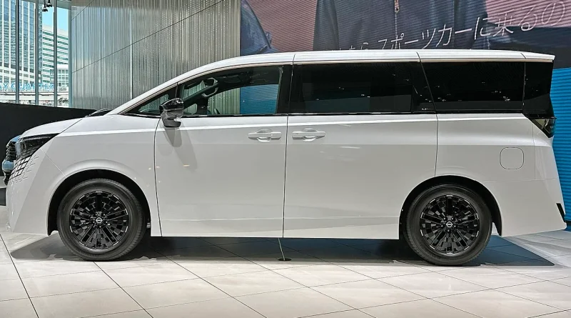ディーラーアクセサリーを装着した新型エルグランド G e-4ORCEの実車