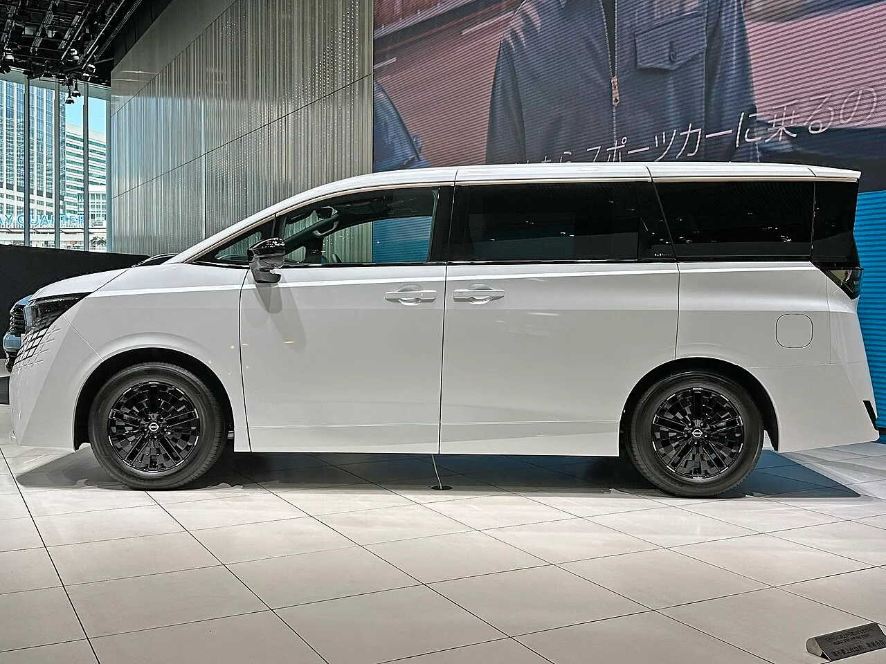 ディーラーアクセサリーを装着した新型エルグランド G e-4ORCEの実車
