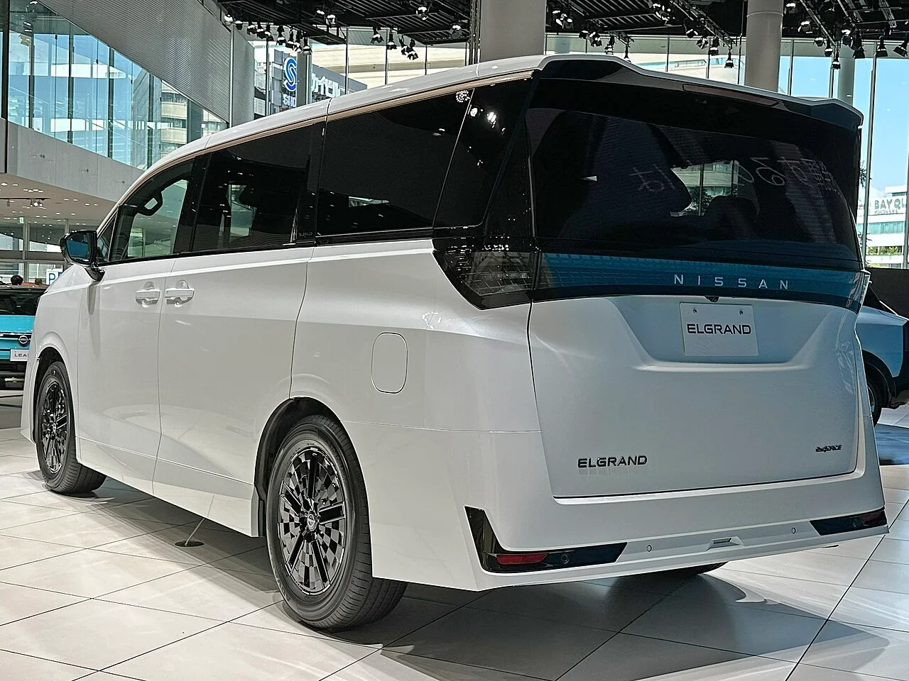 ディーラーアクセサリーを装着した新型エルグランド G e-4ORCEの実車