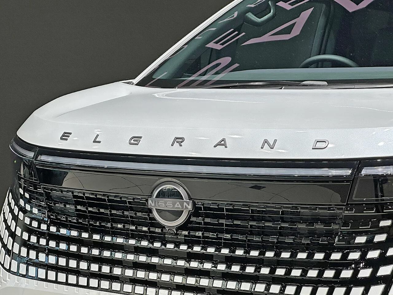 ディーラーアクセサリーを装着した新型エルグランド G e-4ORCEの実車