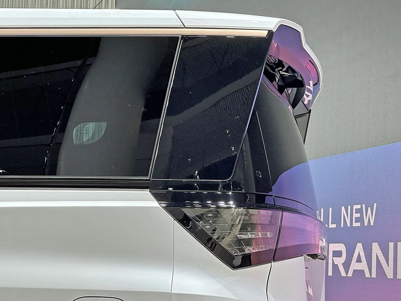 ディーラーアクセサリーを装着した新型エルグランド G e-4ORCEの実車
