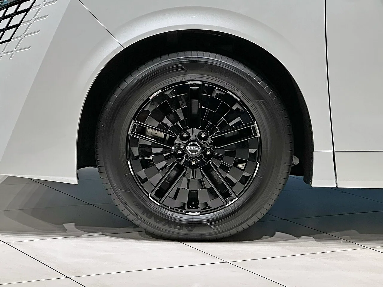 ディーラーアクセサリーを装着した新型エルグランド G e-4ORCEの実車
