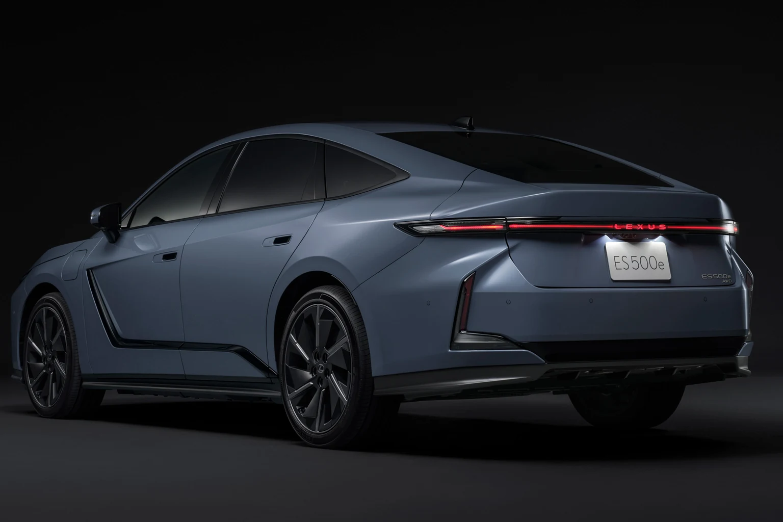 新型ES BEVの公式側面外観