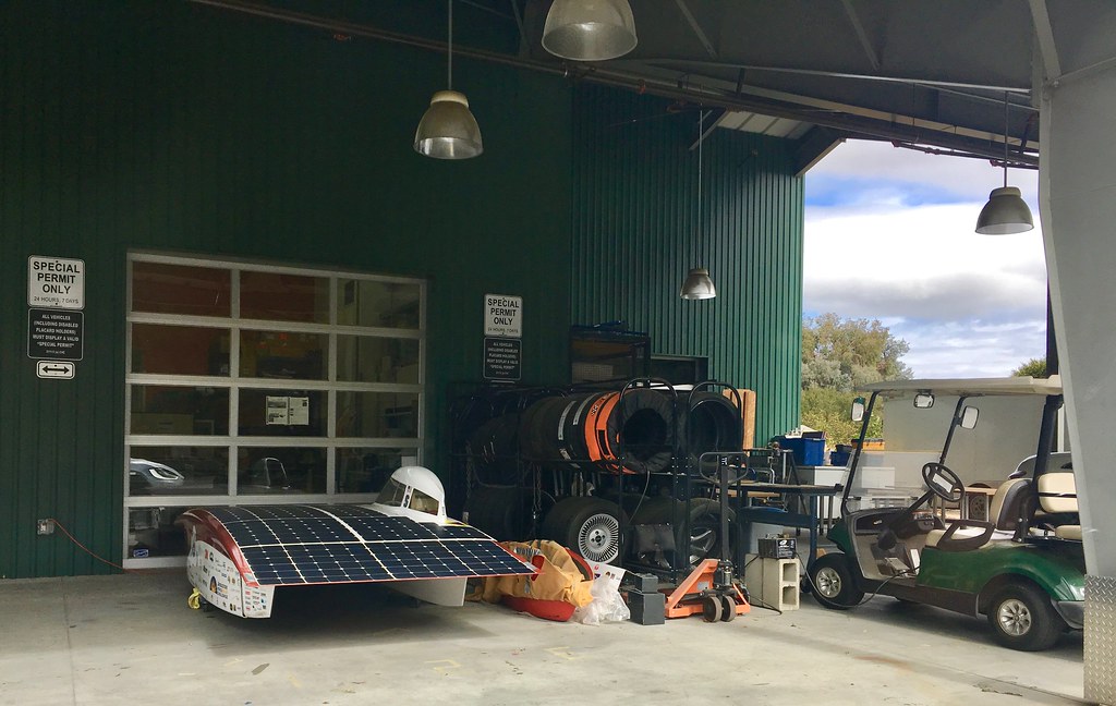 electric car parking garageを写した実写写真