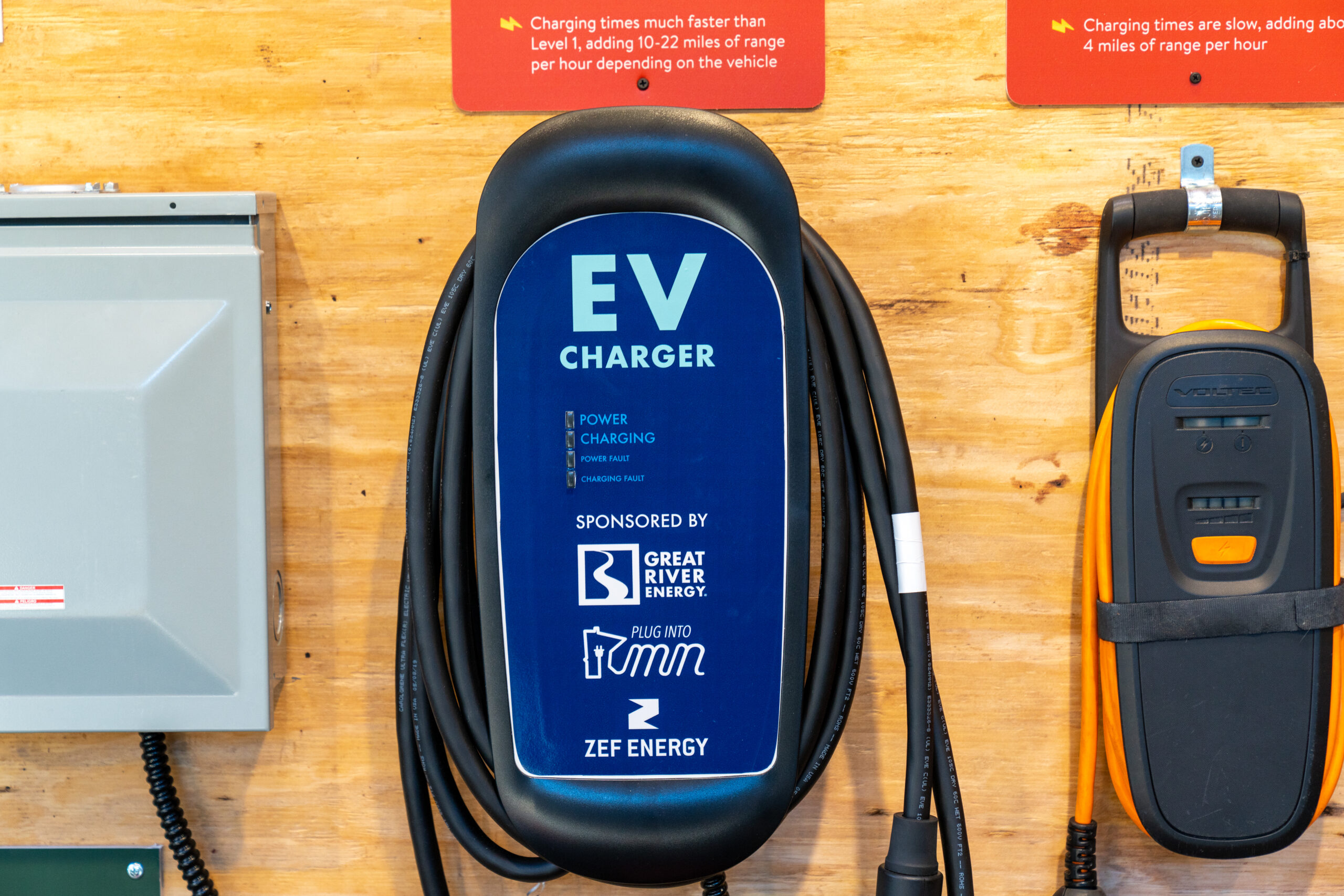 electric vehicle charger wallを写した実写写真