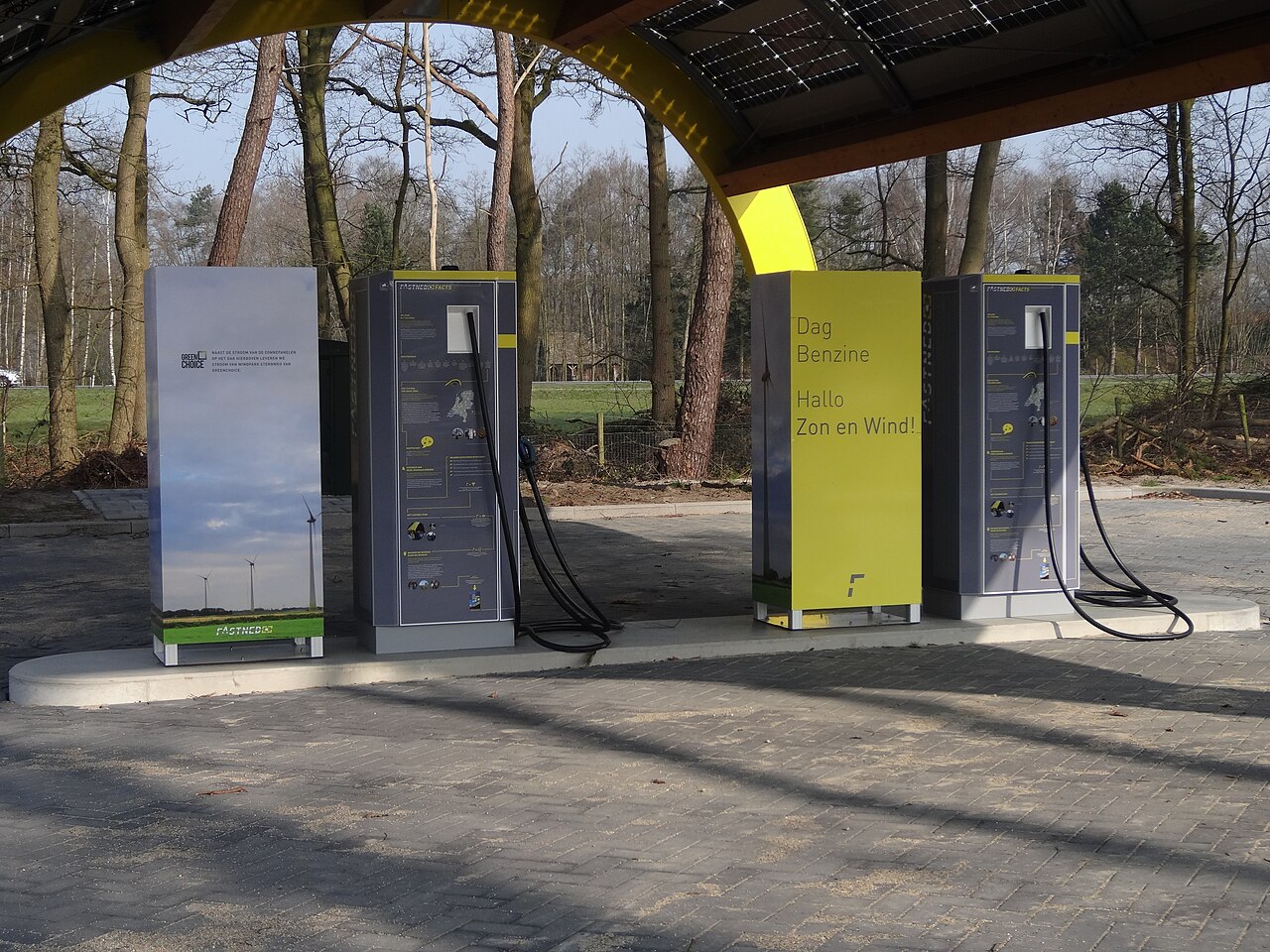オランダの高速道路休憩施設に設置された複数の急速充電設備