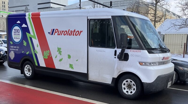 カナダの市街地に停車するPurolatorの電気配送トラック