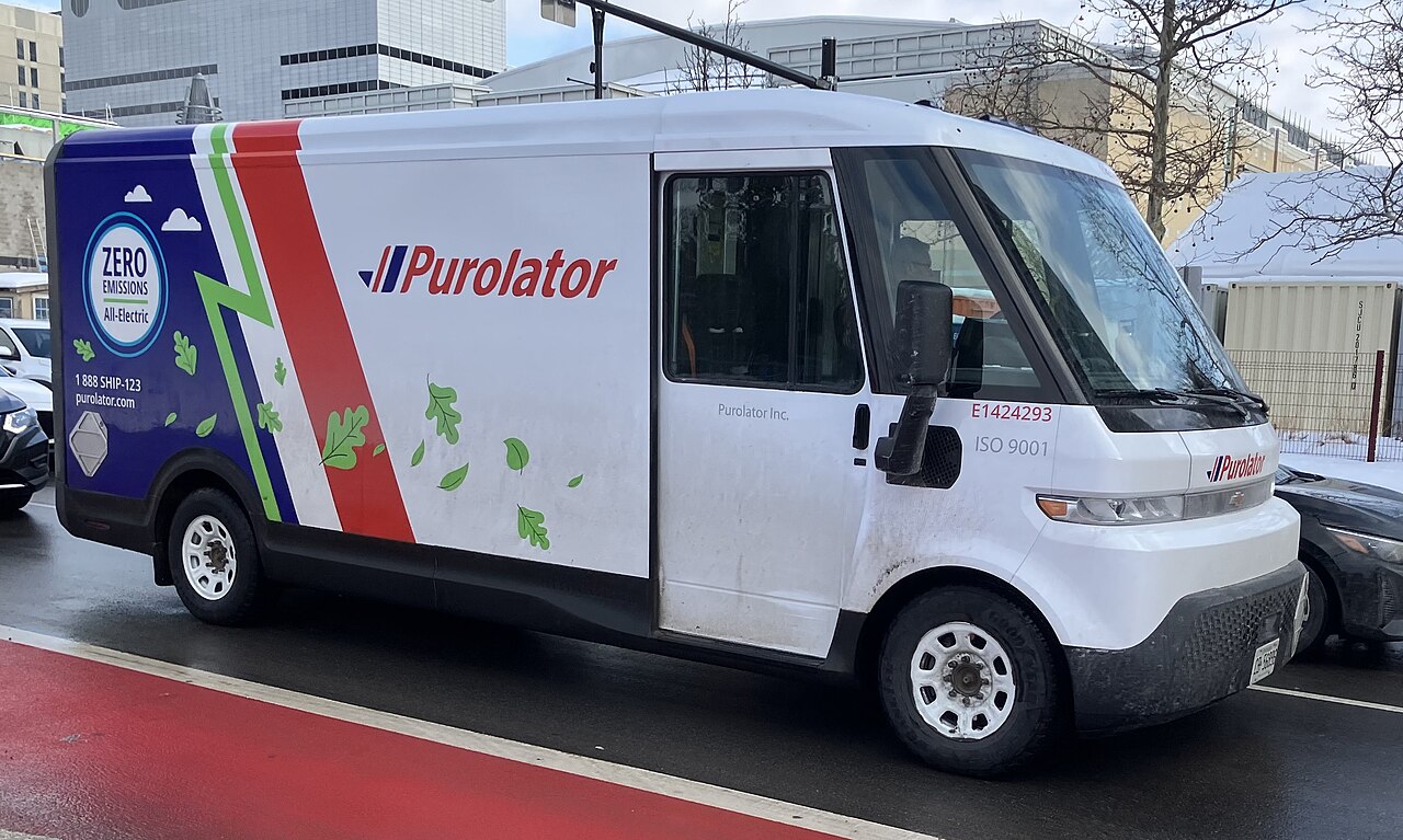 カナダの市街地に停車するPurolatorの電気配送トラック