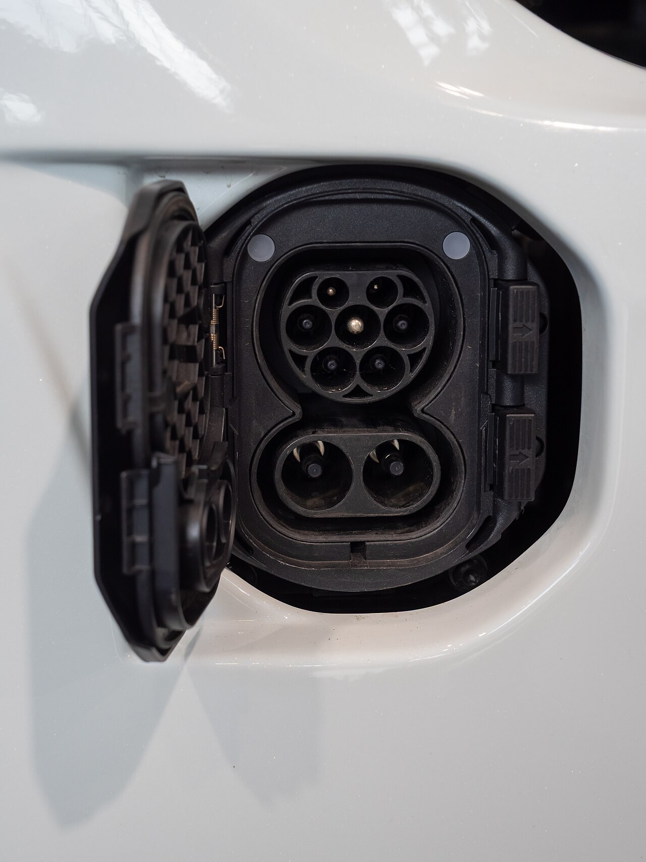 DAF XF Electricの開いた充電口と二つのコネクタを写した実車写真