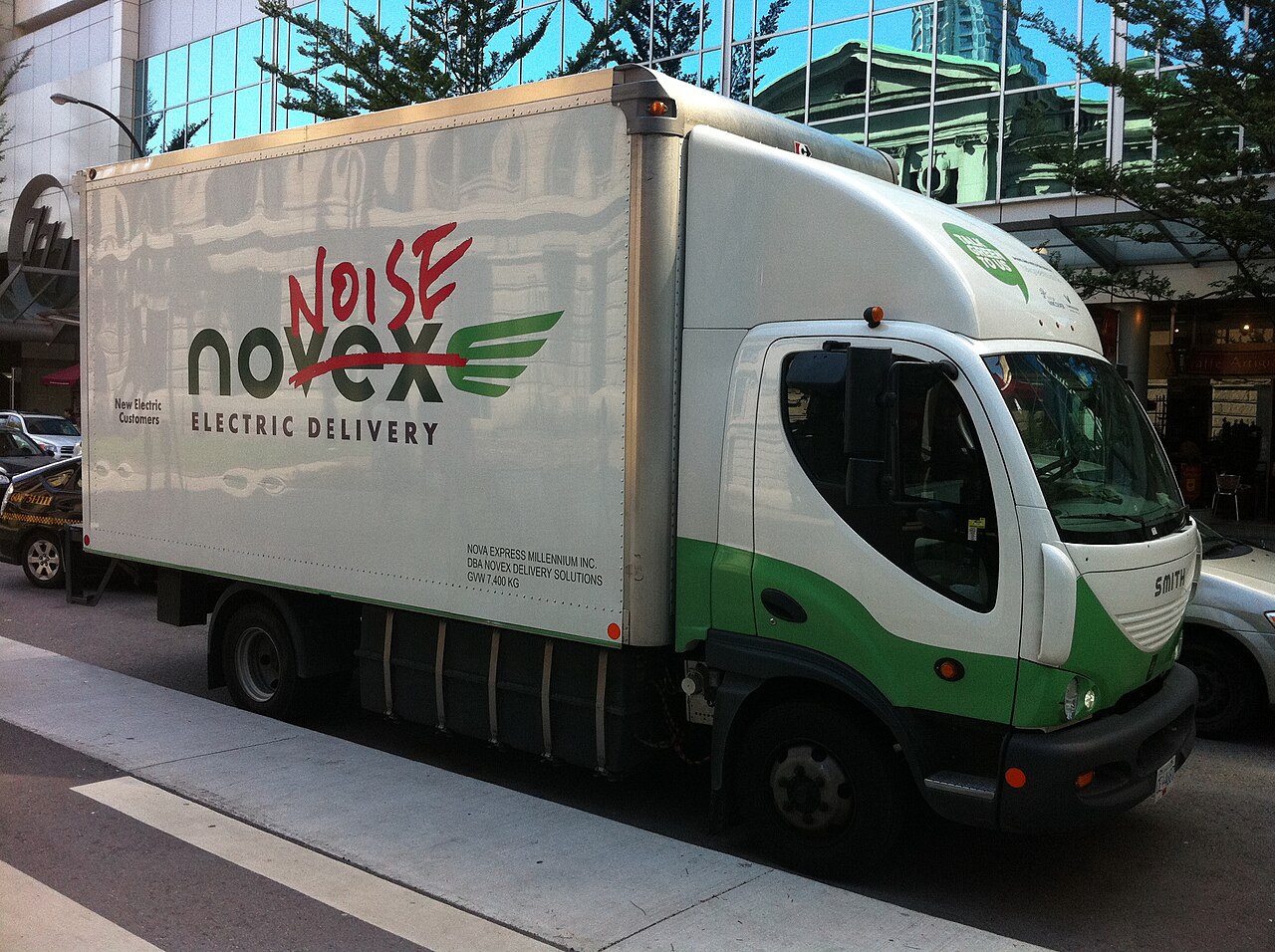 バンクーバーの道路脇に停車するNovexの電気配送トラック