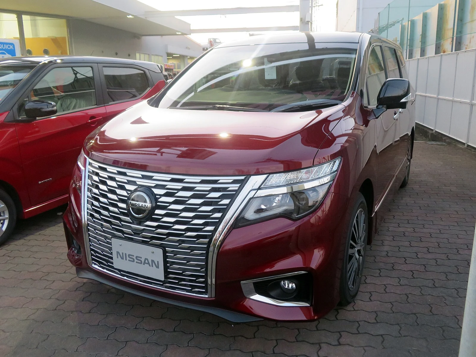 3代目日産エルグランドE52 250ハイウェイスターSの前方実車写真