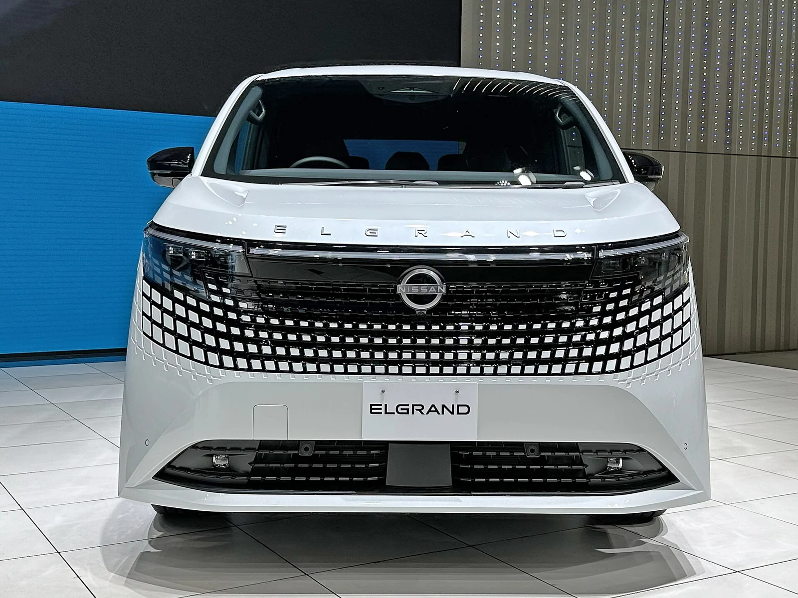 販売店用品を装着した新型日産エルグランドG e-4ORCE E53の実車