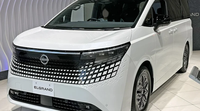 展示会場に置かれた新型日産エルグランドX e-4ORCE E53の実車