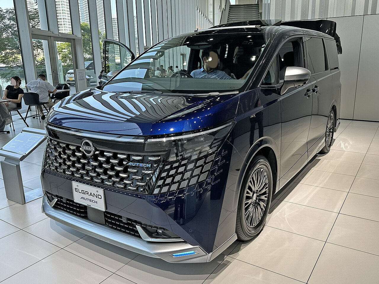 展示された濃紺の新型日産エルグランドAUTECH e-4ORCEを前方斜めから写した実車写真