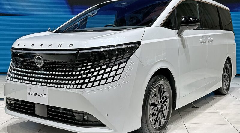 展示された白い新型日産エルグランドG e-4ORCEの前方斜めからの実車写真