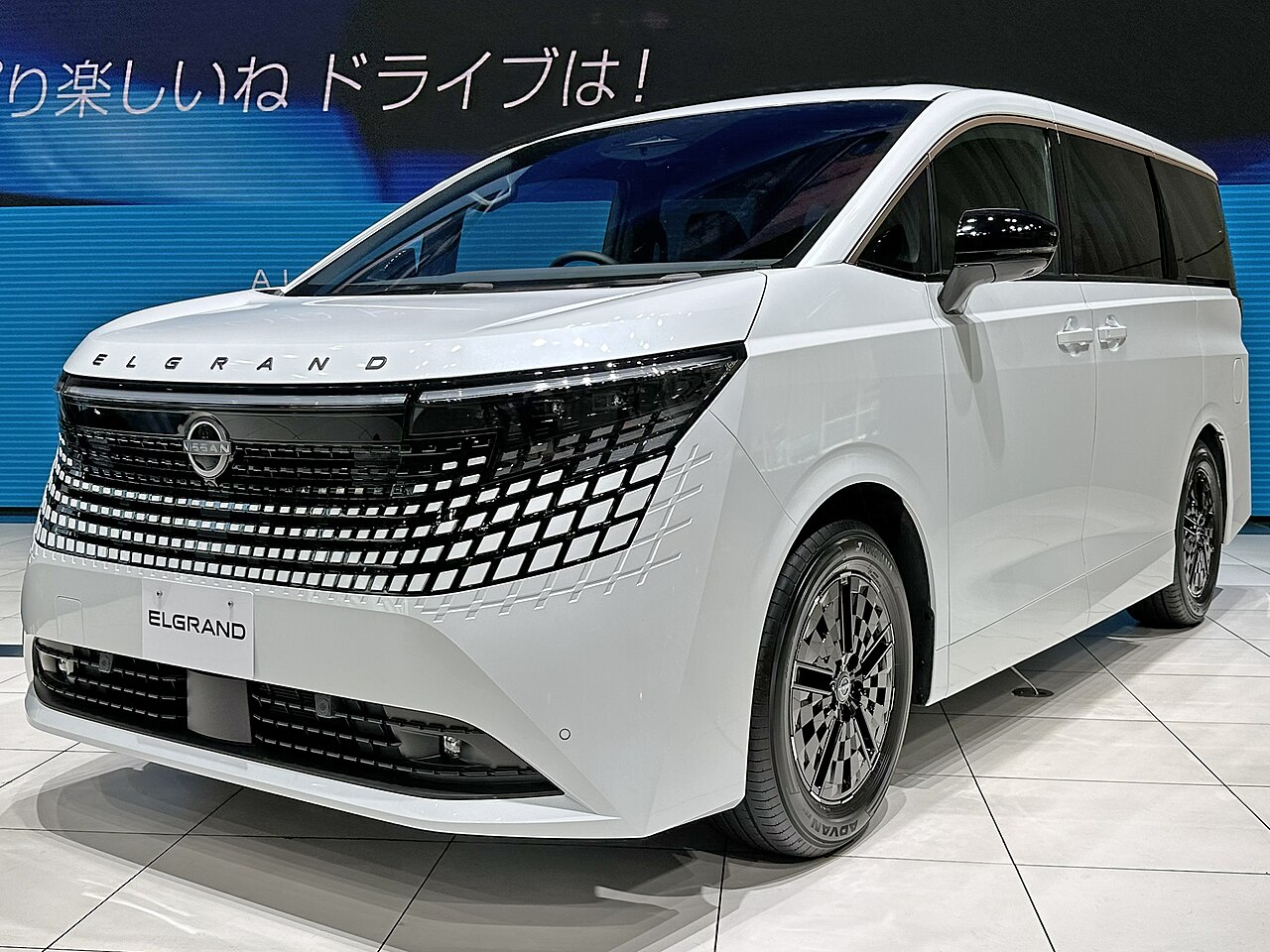 展示された白い新型日産エルグランドG e-4ORCEの前方斜めからの実車写真
