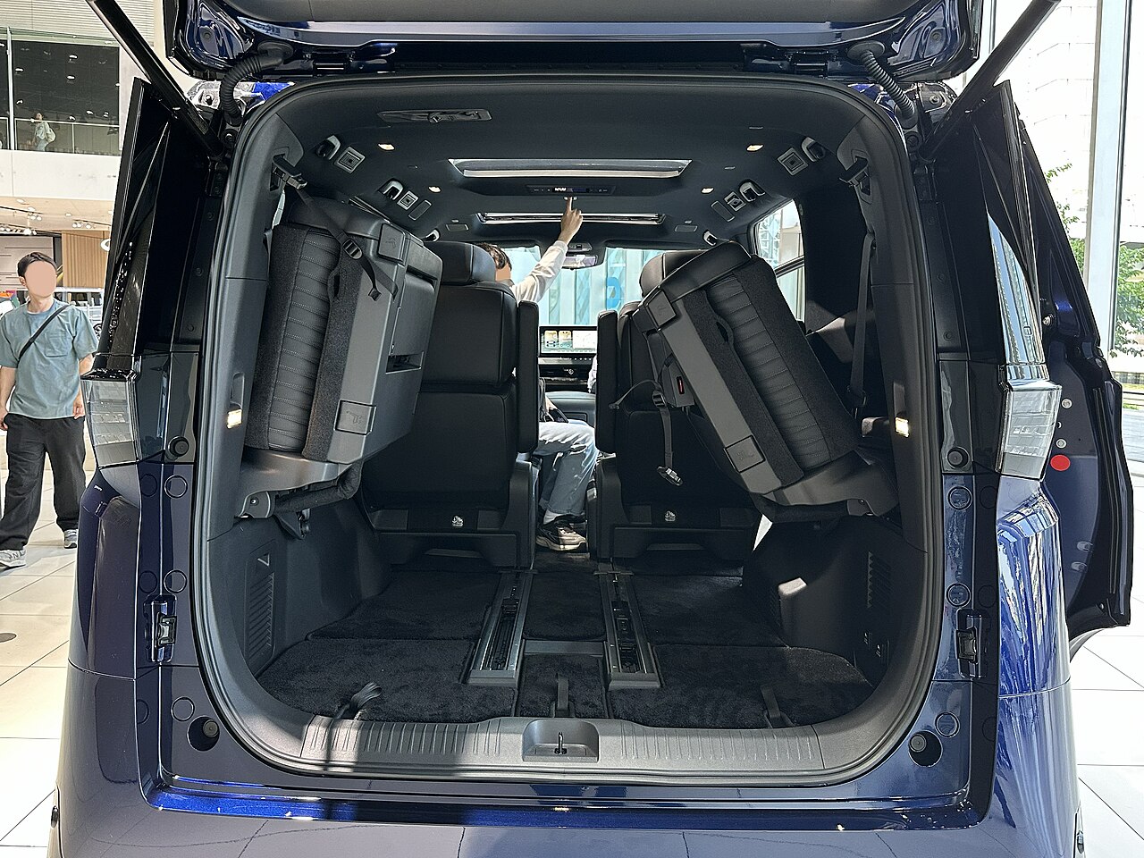 展示された新型日産エルグランドAUTECH e-4ORCEの開いた荷室と三列目シートを後方から写した実車写真