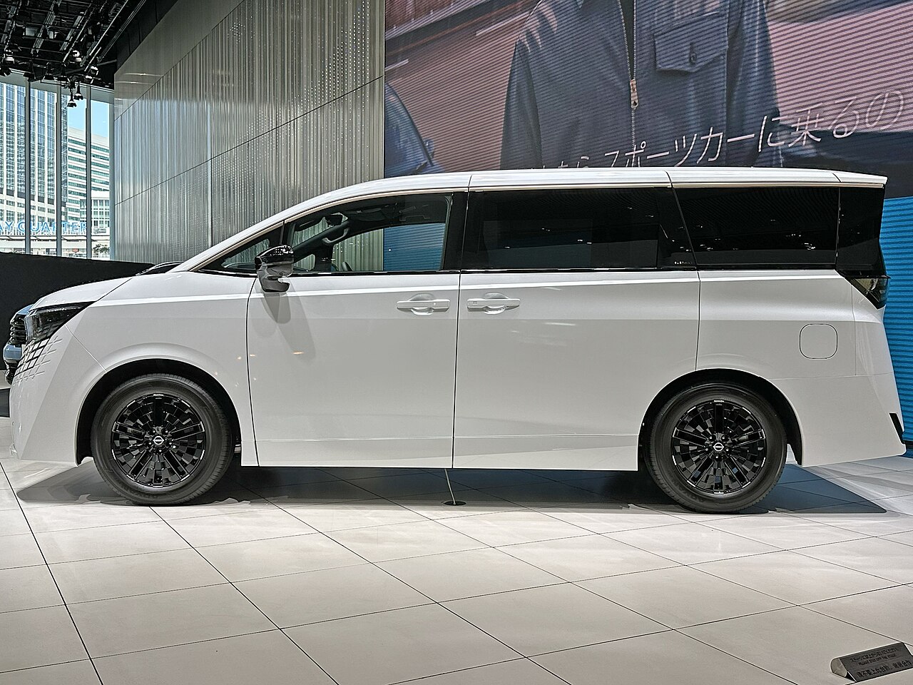 展示された白い新型日産エルグランドG e-4ORCEを真横から写した実車写真
