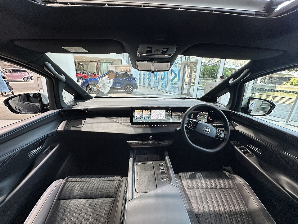 新型日産エルグランドAUTECH e-4ORCE E53の運転席とインストルメントパネル