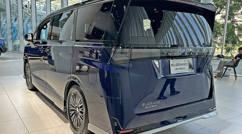 展示会場に置かれた青い日産エルグランドAUTECH e-4ORCE E53の前方