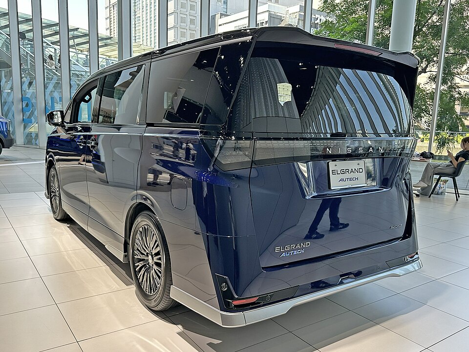 展示会場に置かれた青い日産エルグランドAUTECH e-4ORCE E53の前方