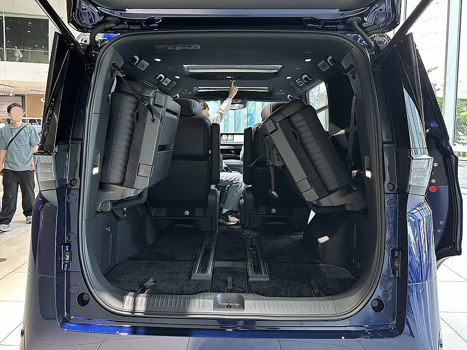 新型日産エルグランドAUTECH e-4ORCE E53の開いたバックドアと荷室
