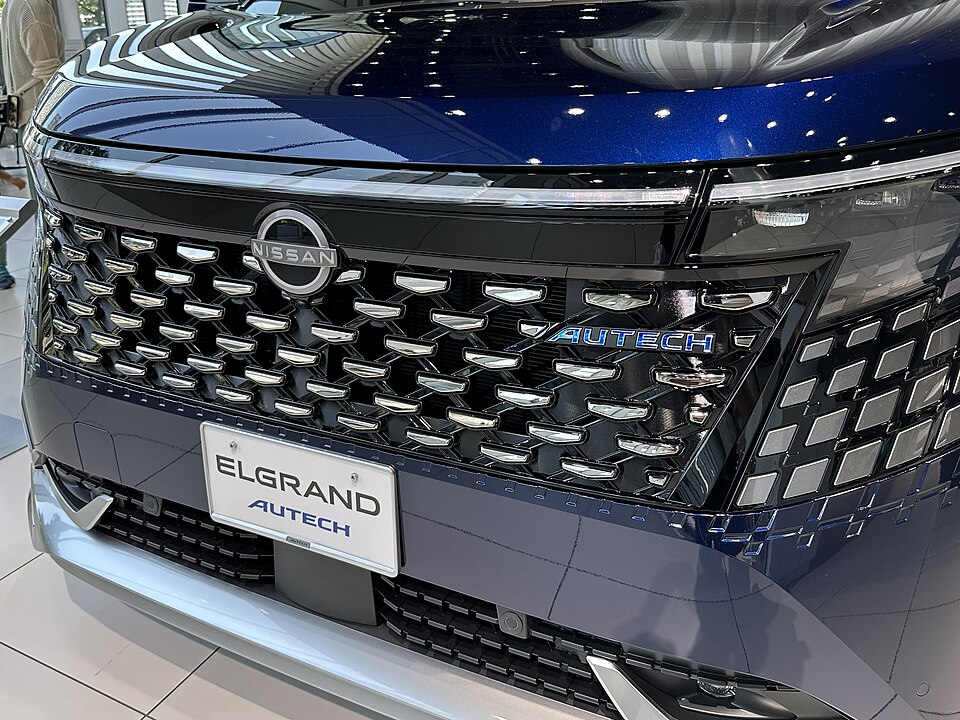 展示会場で撮影された新型日産エルグランドAUTECH e-4ORCE E53の後方