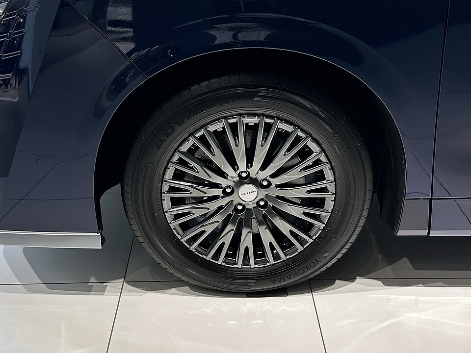 新型日産エルグランドAUTECH e-4ORCE E53に装着されたホイール