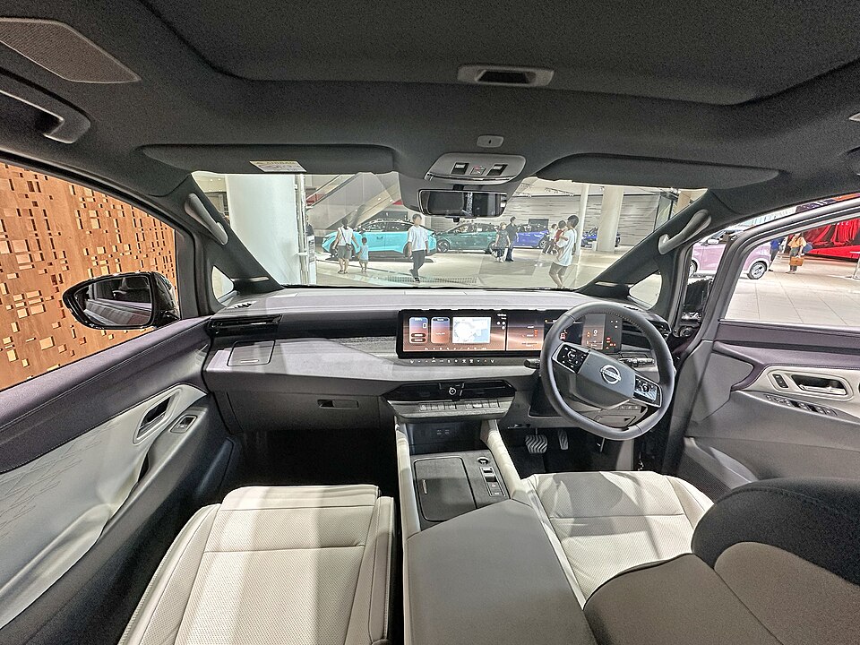 新型エルグランドG e-4ORCEの運転席から見たコクピットと前席