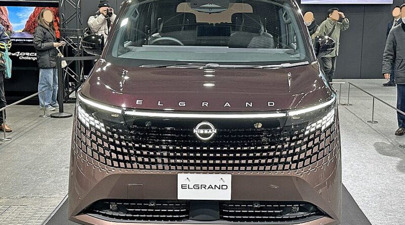 大阪モーターショー2025で展示された茶色の新型日産エルグランドE53の正面