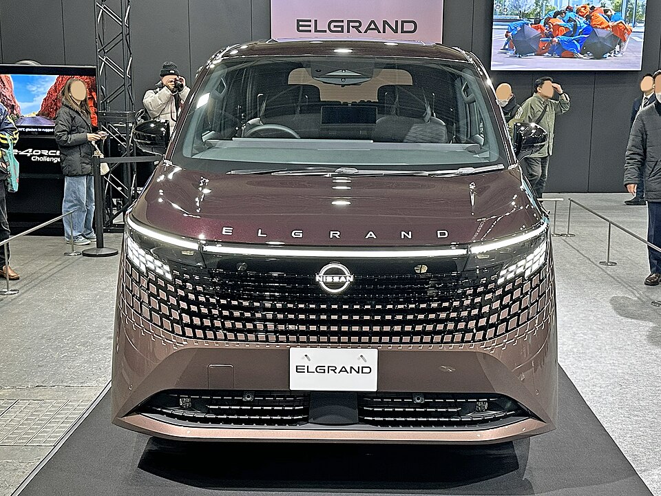 大阪モーターショー2025で展示された茶色の新型日産エルグランドE53の正面