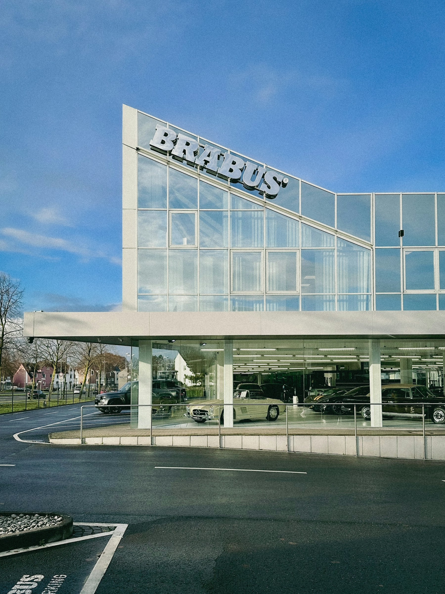 一般的な自動車販売店の外観