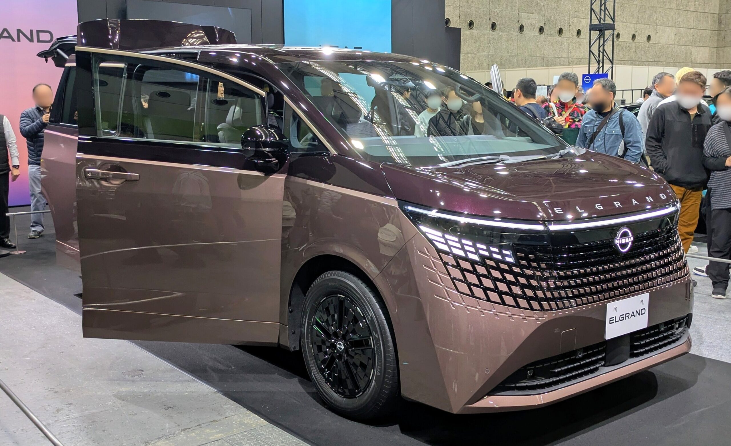 大阪モーターショーで展示された新型エルグランドE53の前方からの実写